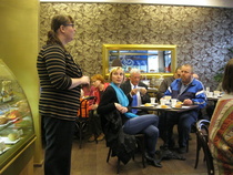 
Ministeri Merja esittäytyy, hän toivoi puhuttelua etunimellään. — henkilöiden Merja Kyllönen ja Annakaisa Miinalainen kanssa paikassa Cafe Lauri.