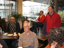 
Myös Lohjalainen kansanedustaja Matti Saarinen osallistui tilaisuuteen — henkilöiden Matti Saarinen kanssa paikassa Cafe Lauri.