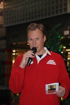 Hannu Makkonen esittelmässä vaaliteemojaan kauppakeskus Lohjantähdessä olevalle yleisölle.