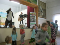 
Kengurumeininki laittoi liikettä yleisöönsä — paikassa Lohjan Työväentalo.