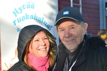 Tiina Liimatainen ja isänsä Pekka Liimatainen hymyssä suin vaalityössä Routiolla