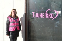 Tiina Liimatainen Tuuheikon edustalla