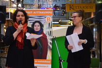 
Eduskuntavaaliehdokas Birgit Aittakumpu esittäytyy ja kertoo teemoistaan — henkilöiden Birgit Aittakumpu ja Birgit Aittakumpu kanssa paikassa Lohjantähti. Kuva: Eero Tuhkanen