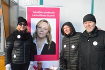 Tiina Liimatainen iänsö Pekan ja siskonsa Eevan kanssaVirkkalassa