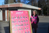 Tiina Liimatainen Vasemmistoliiton ehdokas luettelon kanssa 