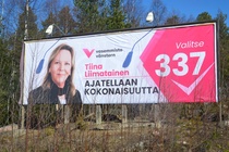 Tiina Liimatainen tienvarsimainoksessa 