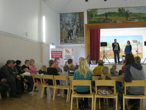 Vasemmiston eurovaaliehdokkaat Pia Lohikoski ja Janne Nieminen esittäytivät ennen konsertin alkua.