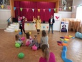 Lohjan Vasemmiston lastentapahtuman mukana eduskuntavaaliehdokkaat Birgit Aittakumpu ja Jussi Saramo sekä Mölyapinat. #Lohja #vasemmisto #Mölyapinat #uusimaa #eduskuntavaalit #vaalit2023 #lastentapahtuma