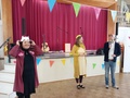 Lohjan Vasemmiston lastentapahtuman mukana eduskuntavaaliehdokkaat Birgit Aittakumpu ja Jussi Saramo sekä Mölyapinat. #Lohja #vasemmisto #Mölyapinat #uusimaa #eduskuntavaalit #vaalit2023 #lastentapahtuma