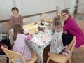 Lohjan Vasemmiston lastentapahtuman mukana eduskuntavaaliehdokkaat Birgit Aittakumpu ja Jussi Saramo sekä Mölyapinat. #Lohja #vasemmisto #Mölyapinat #uusimaa #eduskuntavaalit #vaalit2023 #lastentapahtuma
