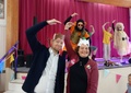 Lohjan Vasemmiston lastentapahtuman mukana eduskuntavaaliehdokkaat Birgit Aittakumpu ja Jussi Saramo sekä Mölyapinat. #Lohja #vasemmisto #Mölyapinat #uusimaa #eduskuntavaalit #vaalit2023 #lastentapahtuma