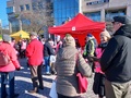 Eduskuntavaaliehdokas Birgit Aittakumpu Lohjan torilla